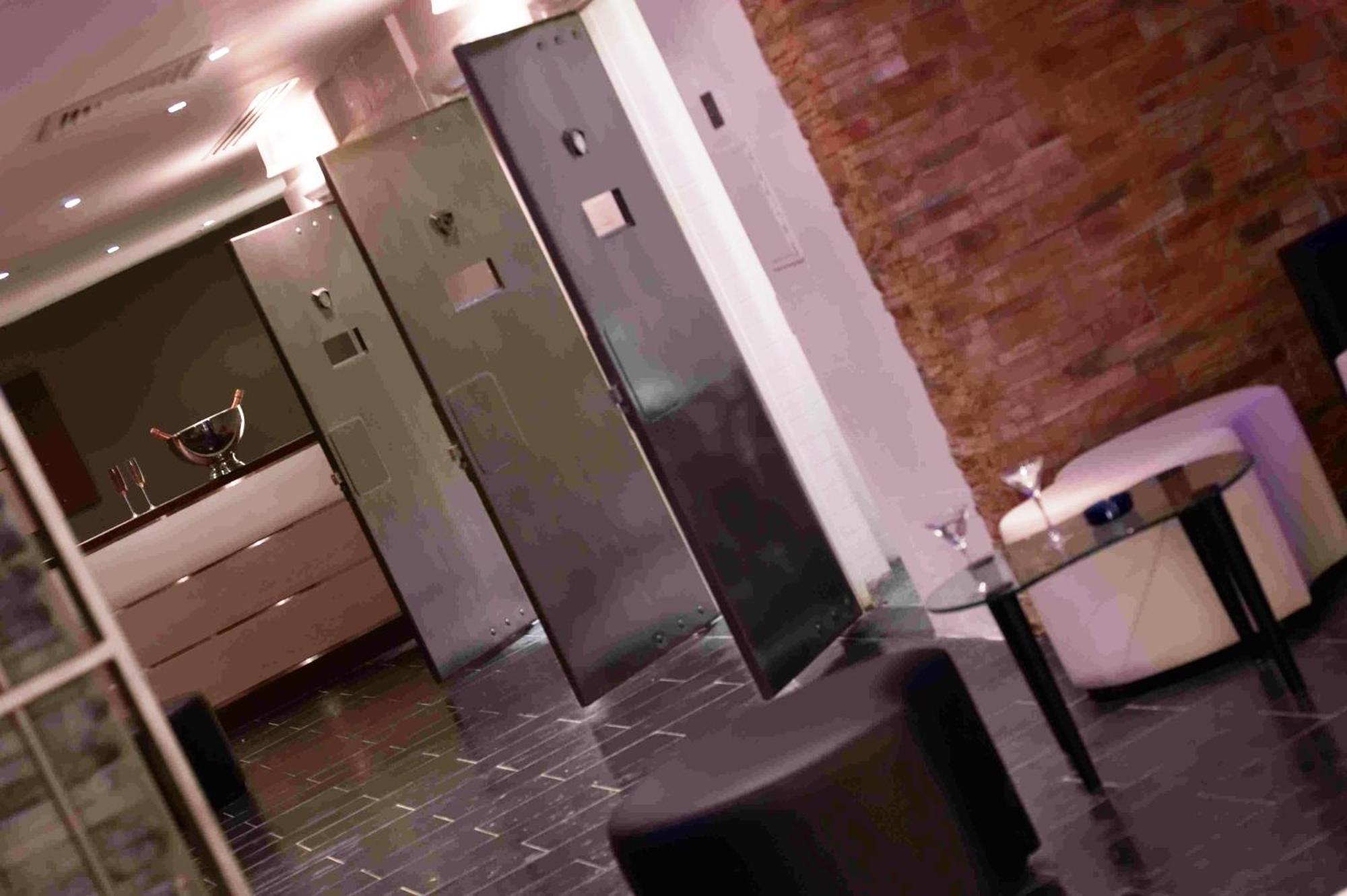 Courthouse Hotel London Bagian luar foto A safe in a hotel room