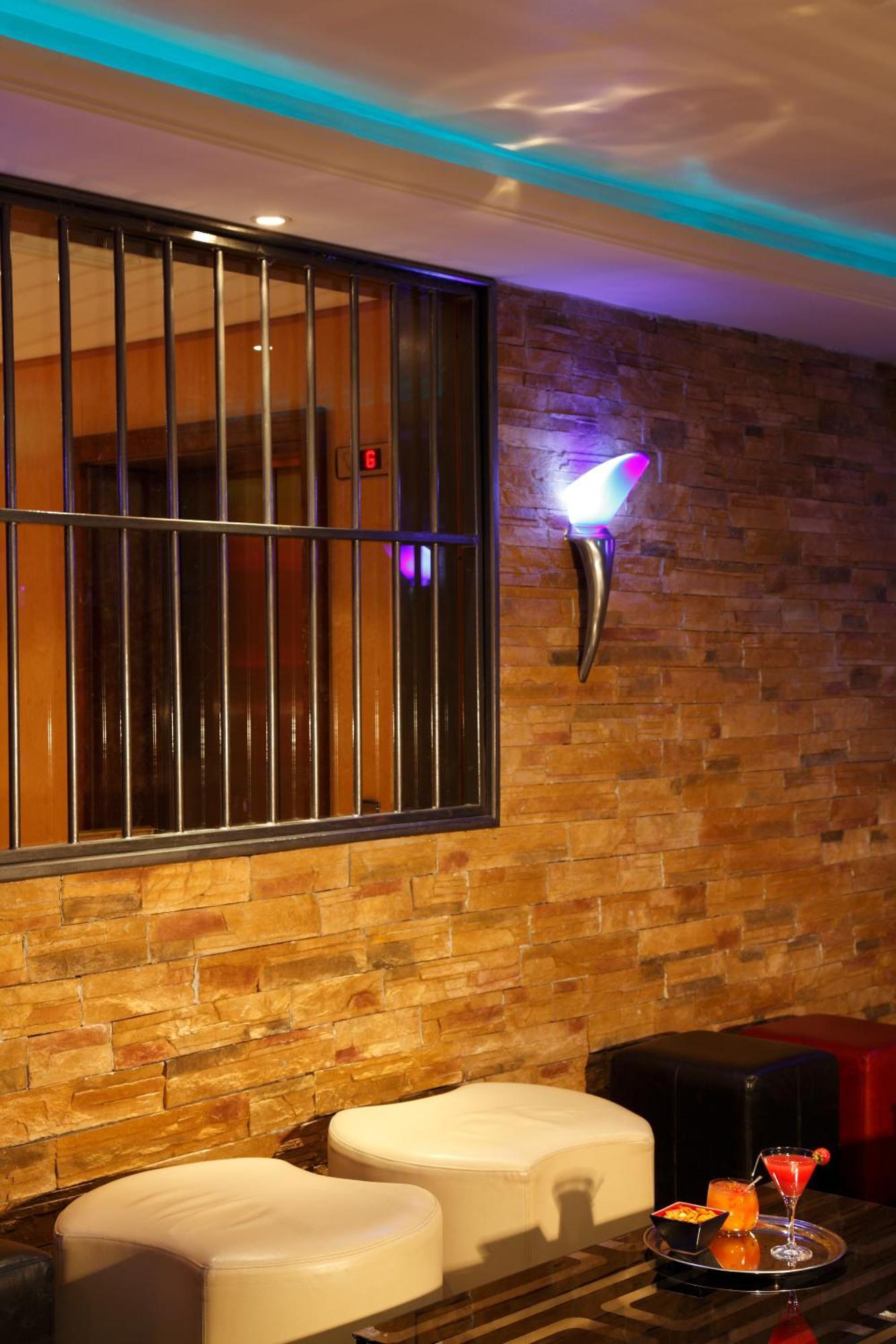 Courthouse Hotel London Bagian luar foto A wall mounted light